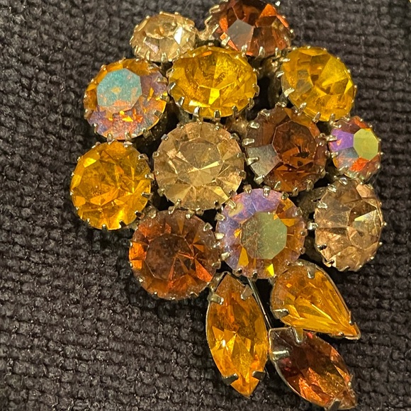 Karu Arke Inc brooch and clip on earrings - Picture 2 of 7